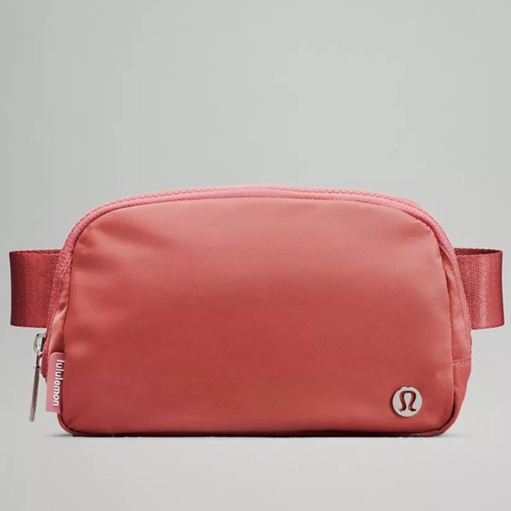 LULULEMON EVERYWHERE BELT BAG in BRIER ROSE.